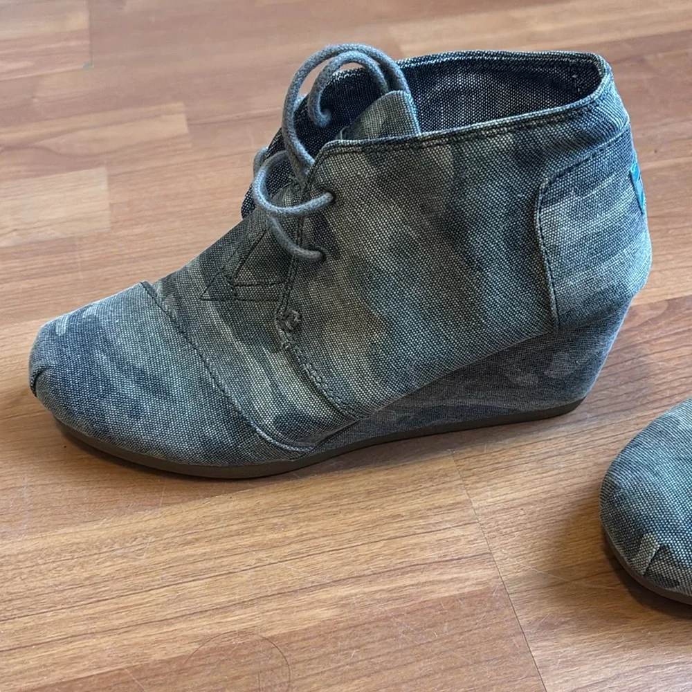 Toms | Camouflage Wedge Lace Shoes | Comfortable | Camo Styles | Size 7.5